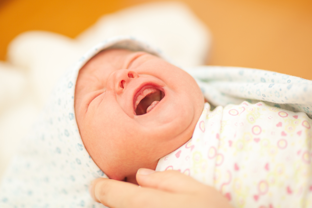 Neonato piange disperato: come affrontare e comprendere le ragioni dietro le lacrime Neonato piange disperato: come affrontare e comprendere le ragioni dietro le lacrime